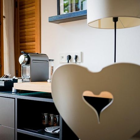 Das ทีแกร์นซี ภายนอก รูปภาพ A Nespresso machine in a hotel room