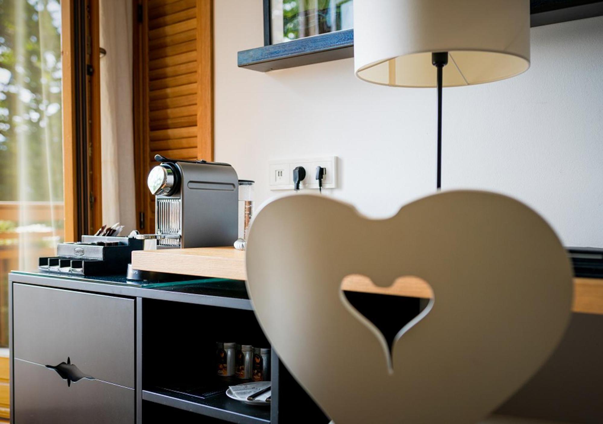 Das ทีแกร์นซี ภายนอก รูปภาพ A Nespresso machine in a hotel room