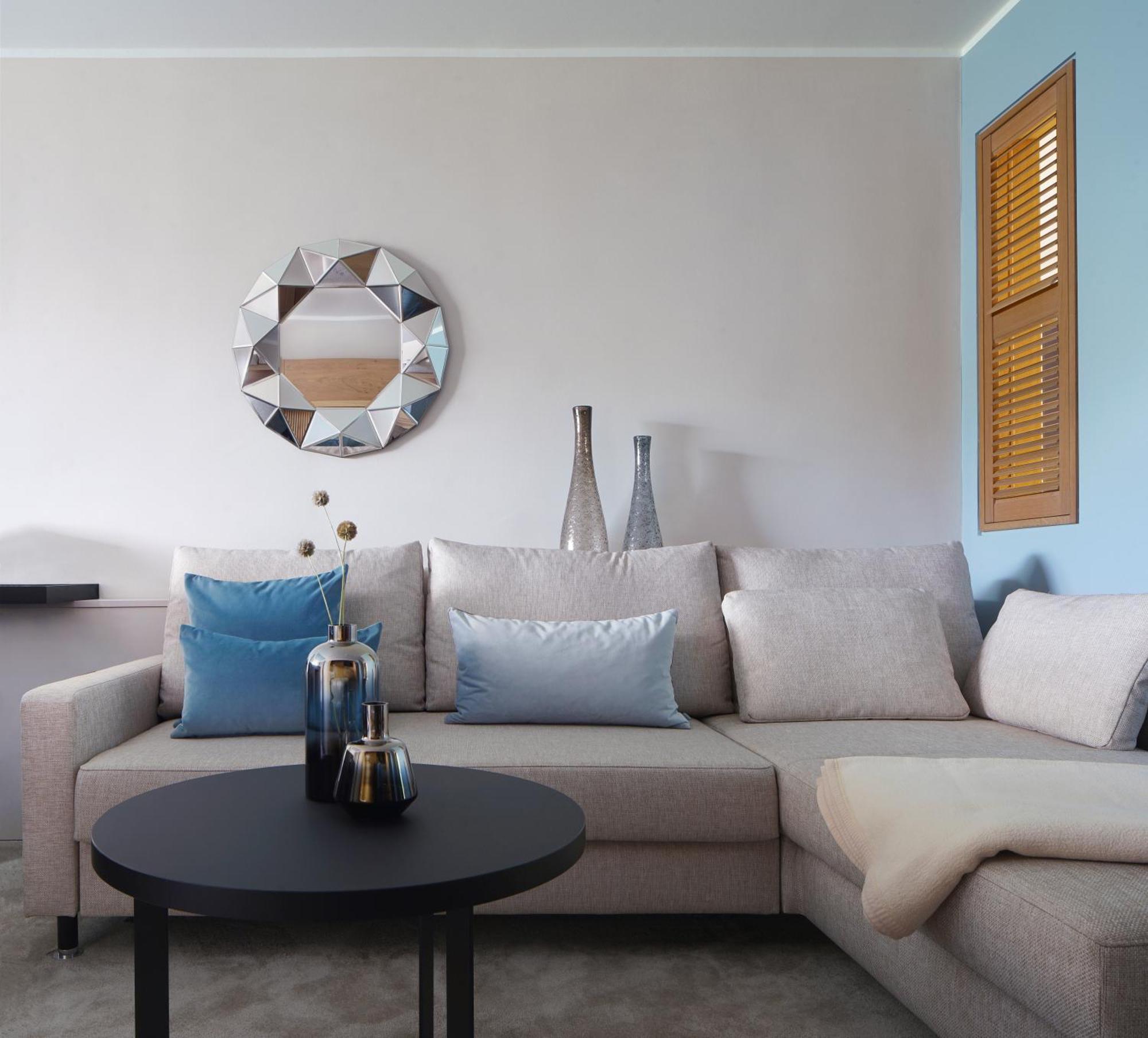 Das ทีแกร์นซี ภายนอก รูปภาพ A modern sectional sofa