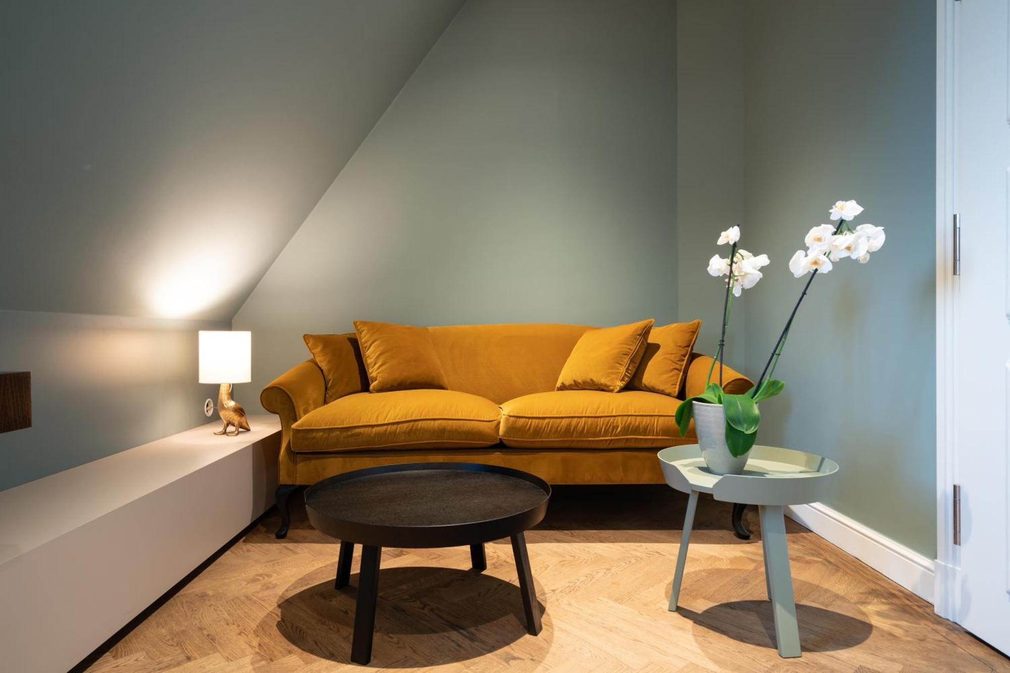 Das ทีแกร์นซี ภายนอก รูปภาพ A living room with a sofa